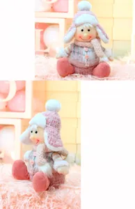 Dettaglio bambola di peluche rosa con cappello e sciarpa per decorazione San Valentino