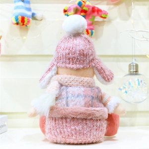 Dettaglio di gnomo in peluche rosa con gilet a quadri per decorazione festiva della casa