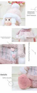 Dettaglio della bambola di peluche rosa con cappello in maglia, bottone a cuore e tessuto