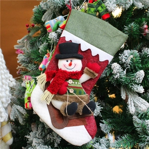 Chaussette de Noël en peluche rouge avec bonhomme de neige 3D sur un sapin festif