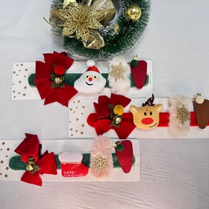 Trois lots d'accessoires de Noël avec nœuds en velours et motifs rennes sur cartes cadeau