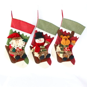 Lot de trois chaussettes de Noël avec décorations 3D Père Noël, bonhomme et renne