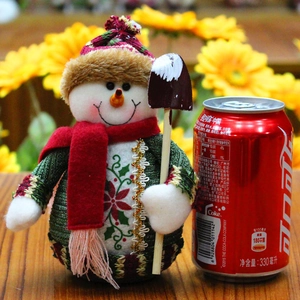 18cm 3D Snowman plush toy with Christmas hat and shovel for holiday home decoration