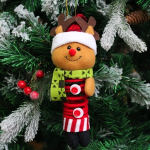 Pendentif renne de Noël en peluche avec corps à ressort sur sapin enneigé