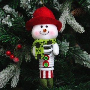 Détail d'une suspension bonhomme de neige avec corps à ressort sur un sapin de Noël