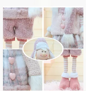 Détail d'une poupée en peluche rose avec bouton cœur et texture en fausse fourrure