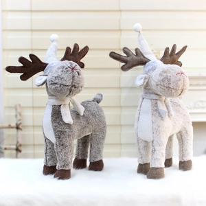 Figurines de rennes de Noël en peluche gris et crème avec bonnets et écharpes tricotés, 60cm