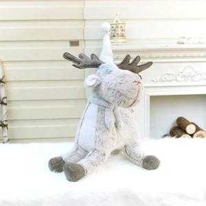 Poupée de renne de Noël en peluche 60cm crème et gris avec écharpe et bonnet tricotés