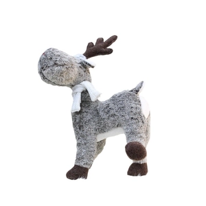 Poupée de renne de Noël en peluche de 60cm en gris avec écharpe blanche debout sur blanc