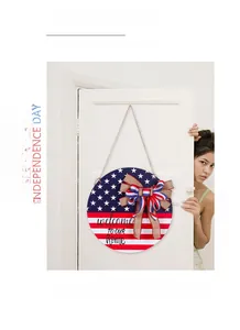Détail de la plaque de bienvenue en bois du 4 juillet avec drapeau et nœud sur porte