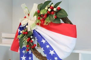 Détail de la couronne drapeau américain de 35 cm avec baies et étoiles sur base en vigne naturelle