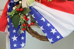 Détail de la couronne patriotique avec tissu drapeau américain et nœud en toile de jute