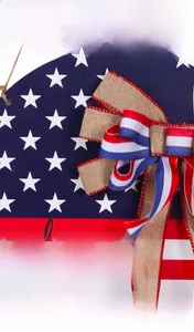Détail d'un panneau de bienvenue en bois avec drapeau USA et nœud en toile de jute