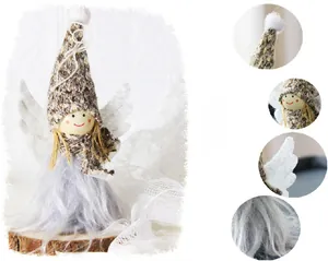 Gros plan détaillé des traits de la poupée ange de Noël avec bonnet et visage en bois