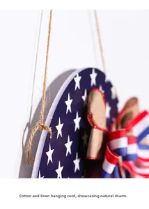 Détail de la corde en jute naturelle et du nœud sur la plaque de porte de l'Independence Day
