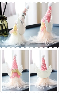 Détails de la texture en peluche et du bonnet tricoté de la figurine d'ange de Noël