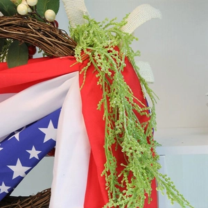 Couronne patriotique du 4 juillet avec rubans drapeau américain, feuillage et baies rouges