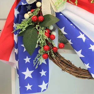 Couronne drapeau américain de 35cm avec baies rouge blanc bleu et noeud en jute