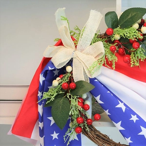 Couronne 35cm fête nationale américaine avec drapeaux, baies rouges et nœud en toile