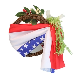 Couronne 4 juillet drapeau américain 35cm avec étoiles, baies et feuilles vertes