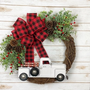 Couronne de Noël Avec Camion Vintage et Nœud Écossais Plantes Artificielles Pommes de Pin Baies pour Décoration de Porte