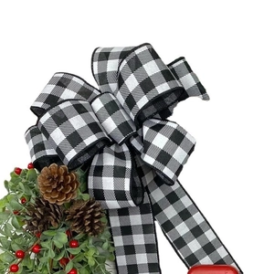 Couronne de Noël avec nœud à carreaux, pommes de pin et baies rouges pour décor mural