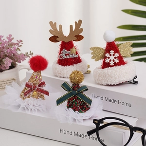 Détail de barrettes de Noël avec bois de renne en velours et motifs en mesh pailleté
