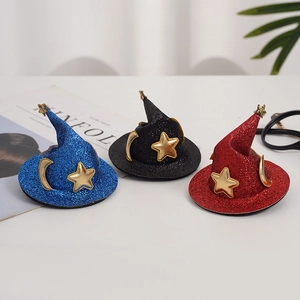 Détail de trois mini pinces à cheveux chapeau de sorcier à paillettes avec étoiles dorées