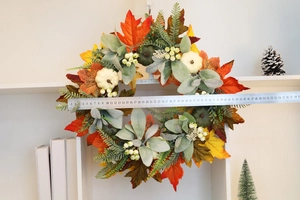 Detailed size measurement of a 40cm autumn wreath with maple leaves and pumpkin decor