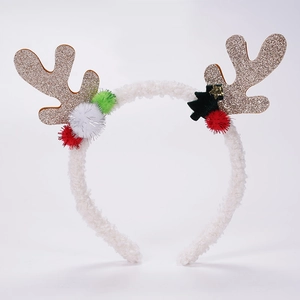Détail du serre-tête bois de renne de Noël avec paillettes dorées et pompons festifs