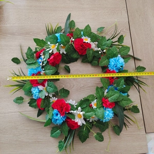 Detailed top view of Patriotic USA wreath with measuring tape showing 42cm diameter size