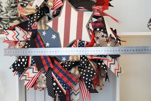 Detail showing measurement of 45cm patriotic USA flag star wreath with rustic burlap ribbons