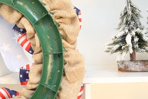 Detail of the durable plastic frame and burlap backing on this 37cm patriotic flag wreath