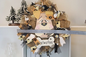 Detailed size measurement showing a 40cm floral dog wreath with Wipe Your Paws wooden sign