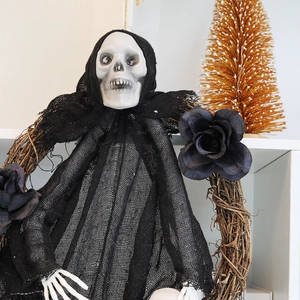 Halloween-Kranz mit schwarzem Skelett-Geist, dunklen Rosen und schaurigen Totenkopf