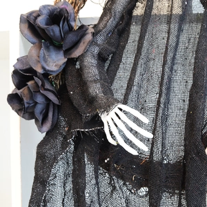 Halloween Kranz mit schwarzen Rosen, Gaze und Skeletthand auf einem Rattanring Dekor