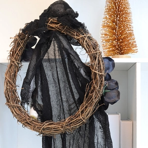 Halloween Kranz mit schwarzem Geistermull, dunklen Rosen und Zweigen für Gruselparty-Deko