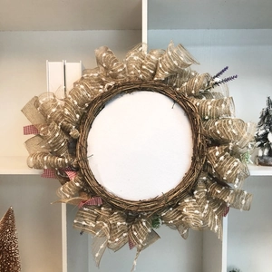 Handmade Highland Cow wreath with beige linen and polka dot mesh on natural vine base