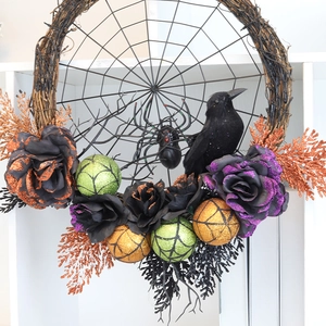 Détail de couronne d'Halloween avec corbeau noir, araignée et roses à paillettes