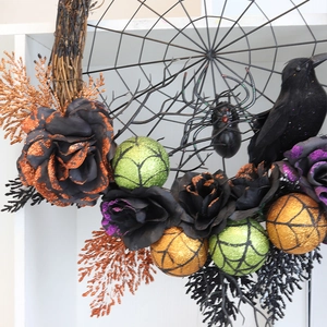 Couronne Halloween avec roses noires, boules pailletées et corbeau pour maison hantée