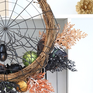 Couronne d'Halloween avec araignée noire, boules pailletées oranges et roses en soie