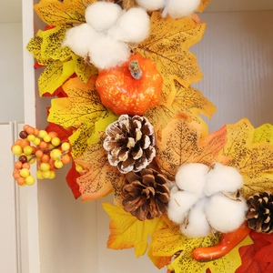 Couronne d'automne avec feuilles d'érable, citrouilles et pommes de pin pour la déco