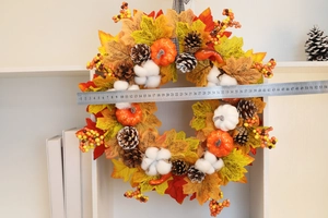 Détail d'une couronne d'automne de 42cm avec feuilles d'érable et citrouille sur fond blanc