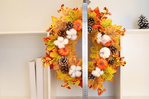 Vue détaillée d'une couronne d'automne de 50cm avec feuilles d'érable et citrouilles