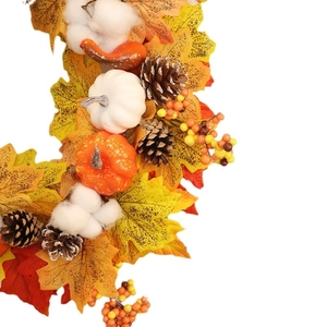 Couronne de fête des récoltes avec citrouilles, feuilles d'érable, cônes et coton sur fond blanc