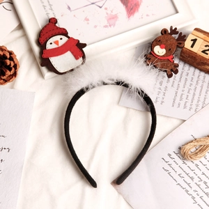 Set serre-tête Noël à plumes avec breloques pingouin et renne en feutre sur fond blanc