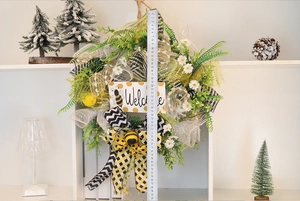 Measurement of bee-themed welcome wreath with ribbons and greenery, height 50cm