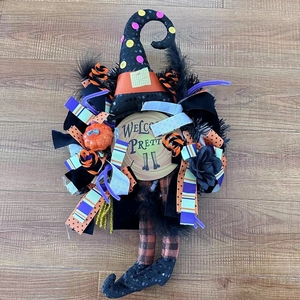 Dettaglio ghirlanda di Halloween con gambe di strega e insegna Welcome Pretty