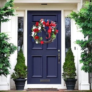 Couronne de fête de l'indépendance 45cm avec roses rouges et nœud sur la porte d'entrée