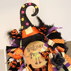 Ghirlanda di Halloween con cappello da strega e scritta 'Welcome My Pretty'